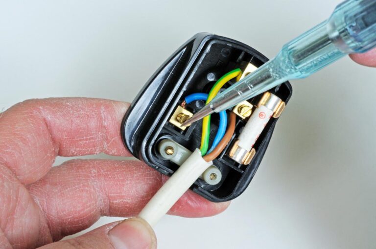 How to change a UK plug