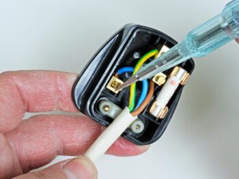 How to change a UK plug