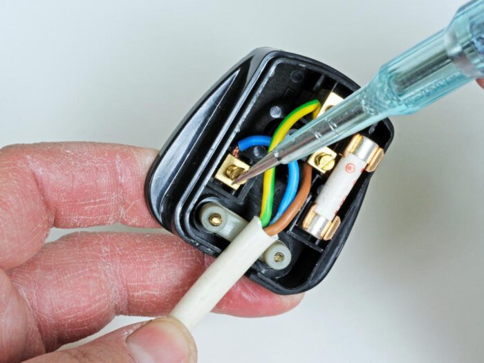 How to change a UK plug